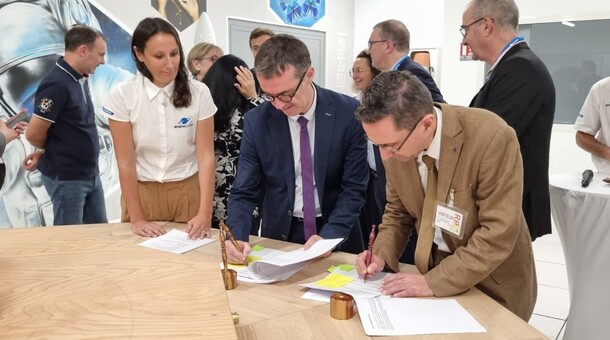 Visite de la ministre de l'Enseignement et de la Recherche à la Training room 