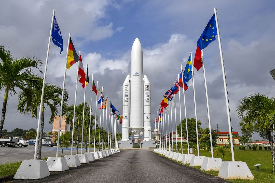 csg_drapeaux_et_maquette_ariane5